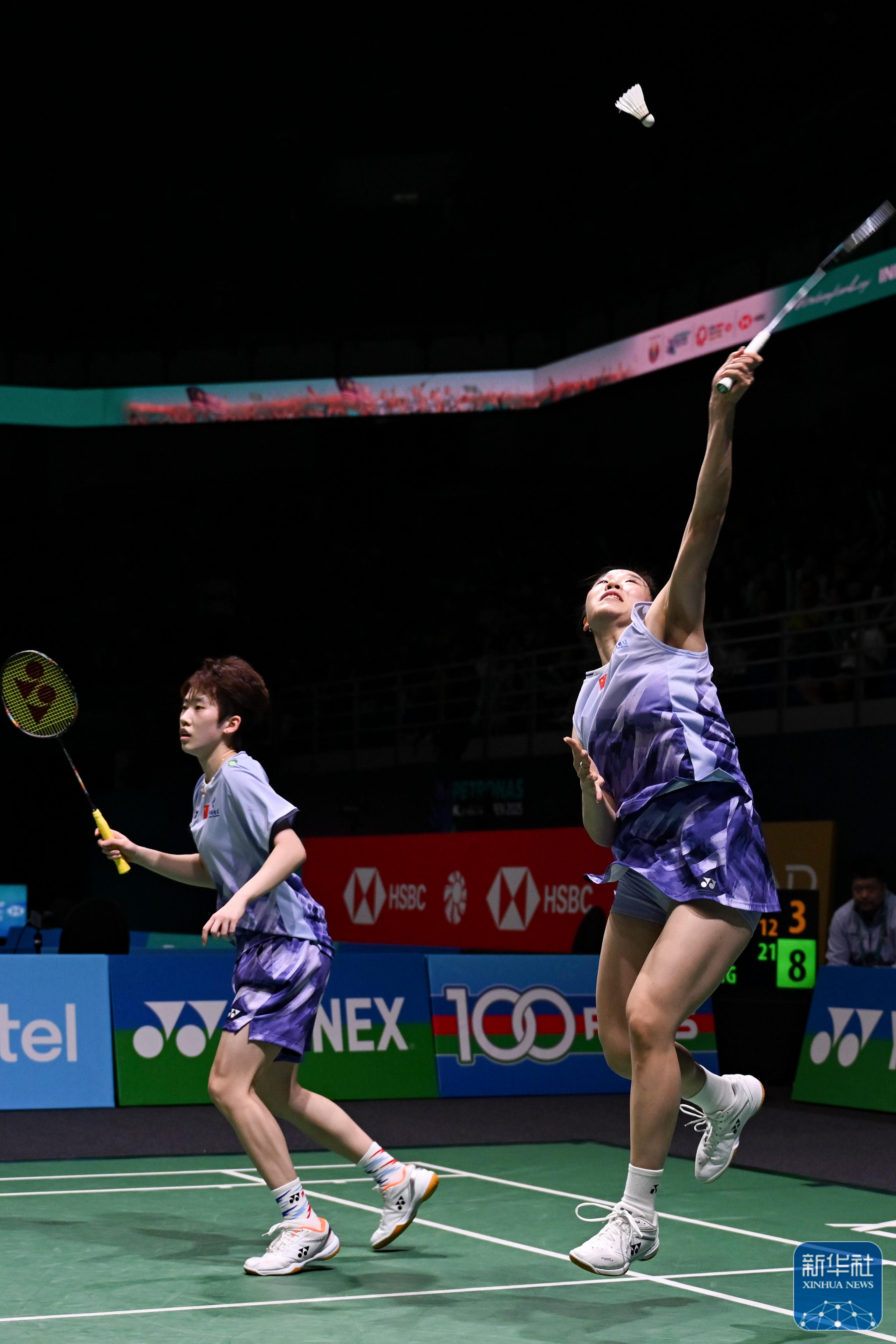 羽毛球赛场上一场接一场的精彩对决