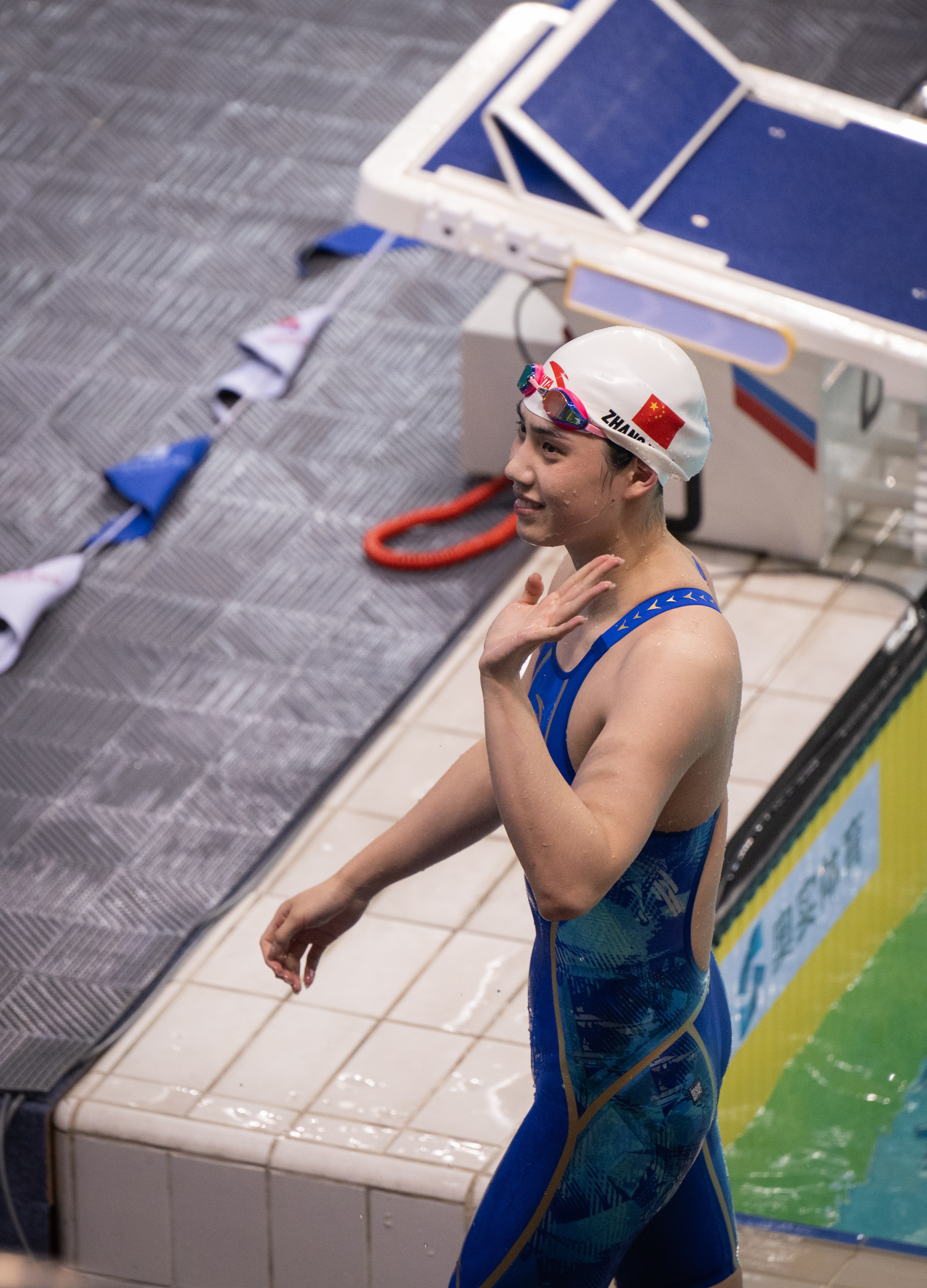 东南亚游泳冠军在蝶泳比赛中表现出色摘金的简单介绍