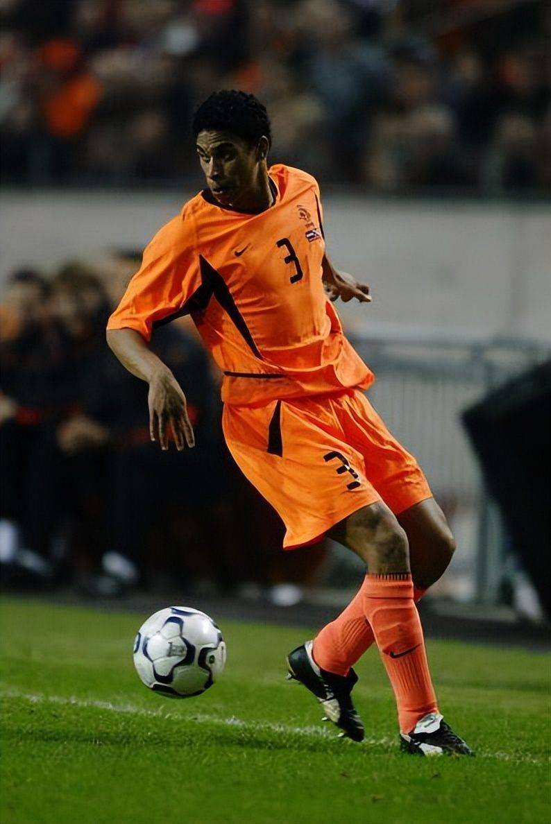 荷兰足球队激战对手，稳操胜券