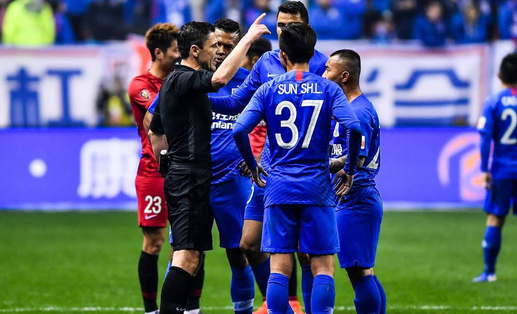 替补球员崭露头角，为球队锁定胜利