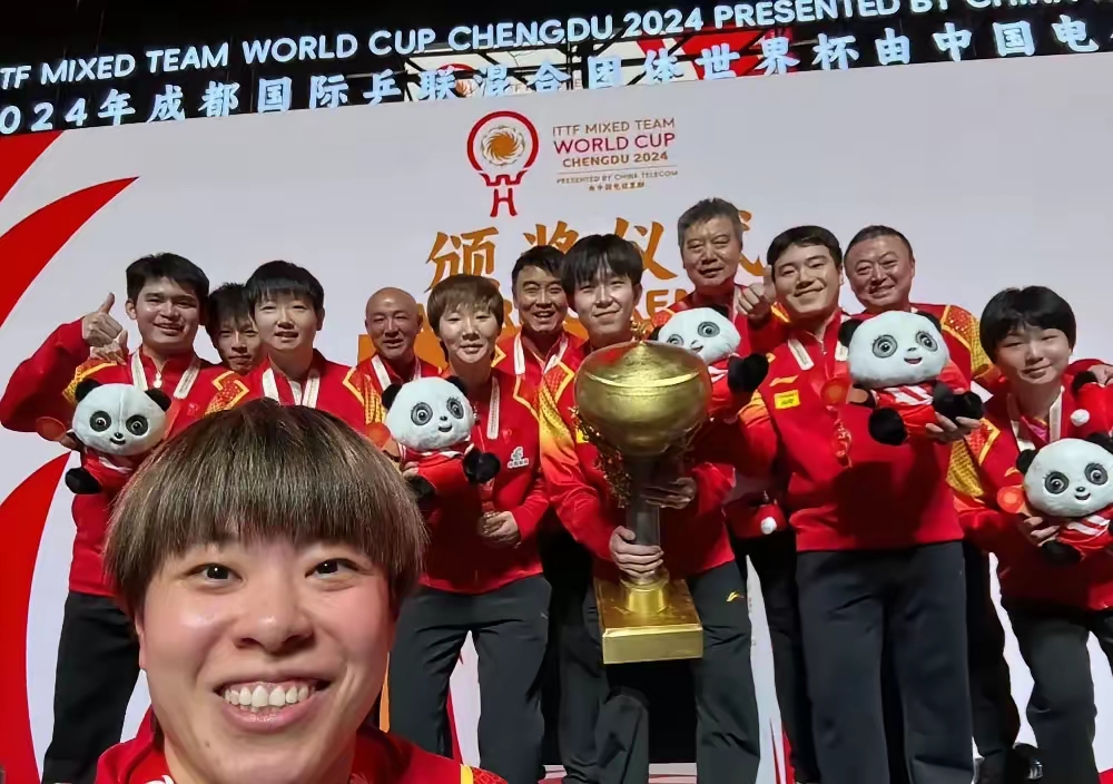 比赛中球员们百分百投入，为荣誉而战